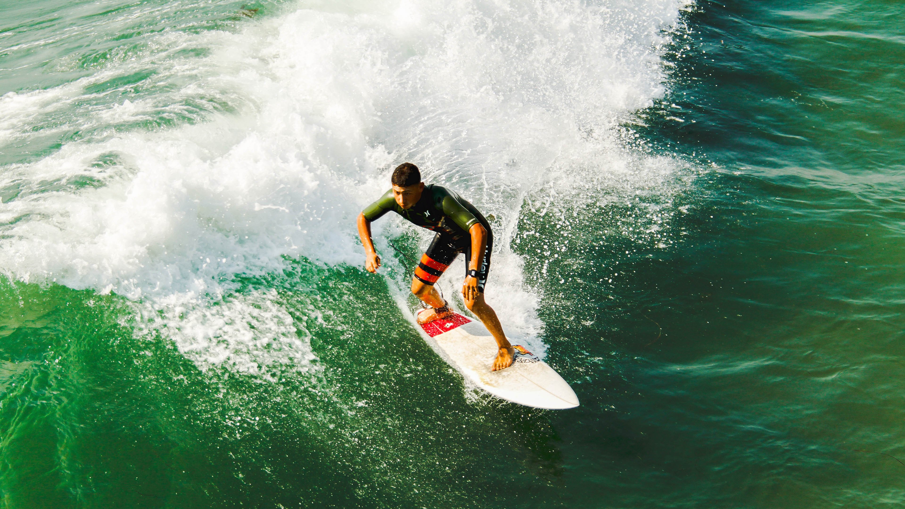 阿劳霍存在感拉满，F1新赛季揭幕战之夜，一位非车手的赛道统治